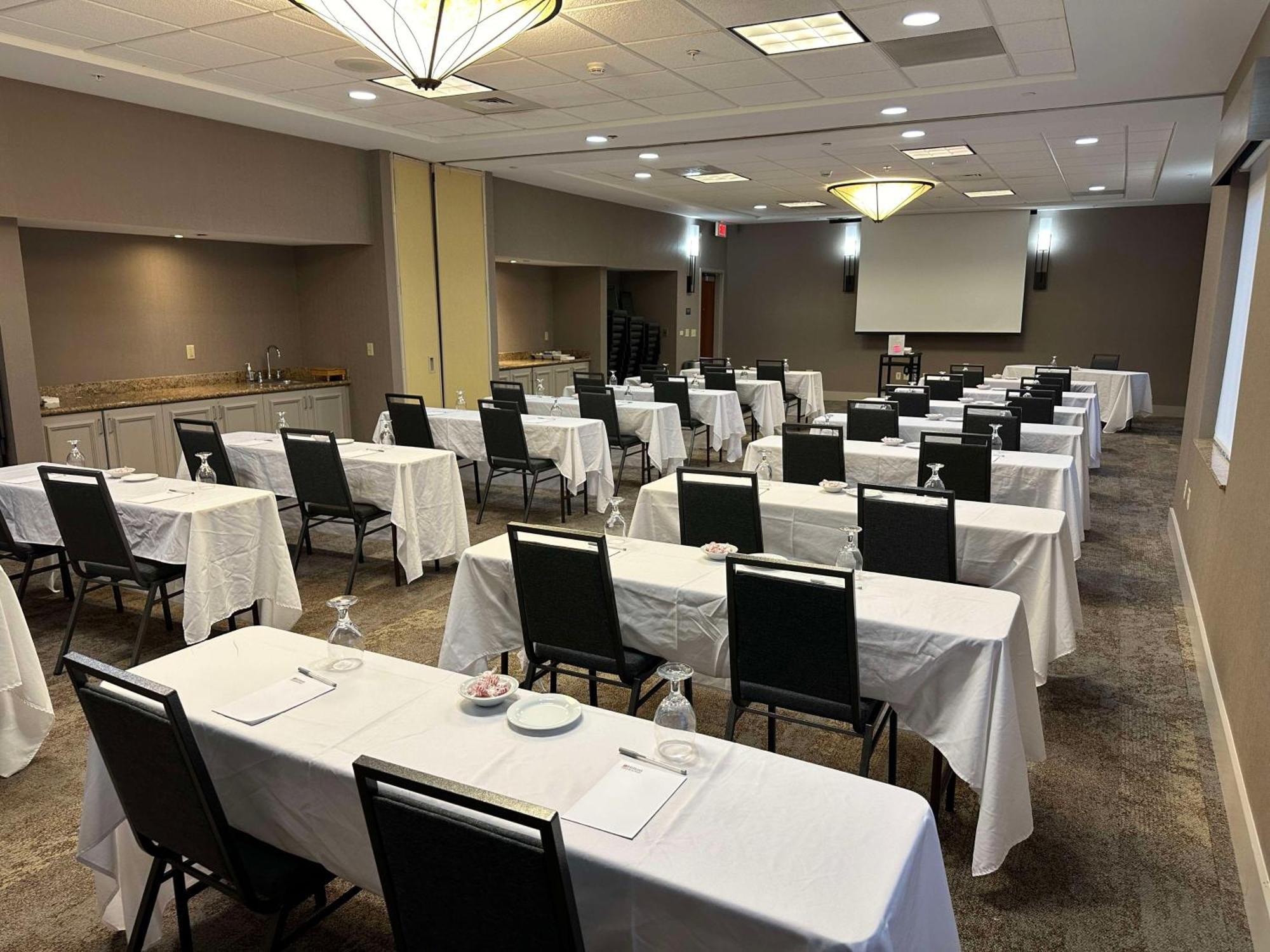 Hilton Garden Inn Oconomowoc Extérieur photo